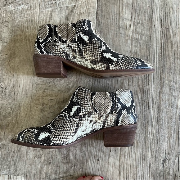Madewell Sonia Leather Snakeskin Chelsea Booties. - Picture 6 of 10
